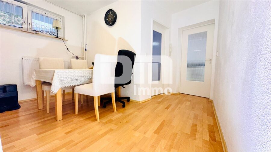 (R)eserviert!Umfangreich sanierte 4-Zimmerwohnung im EG mit Balkon - Flur / Diele / Essbereich